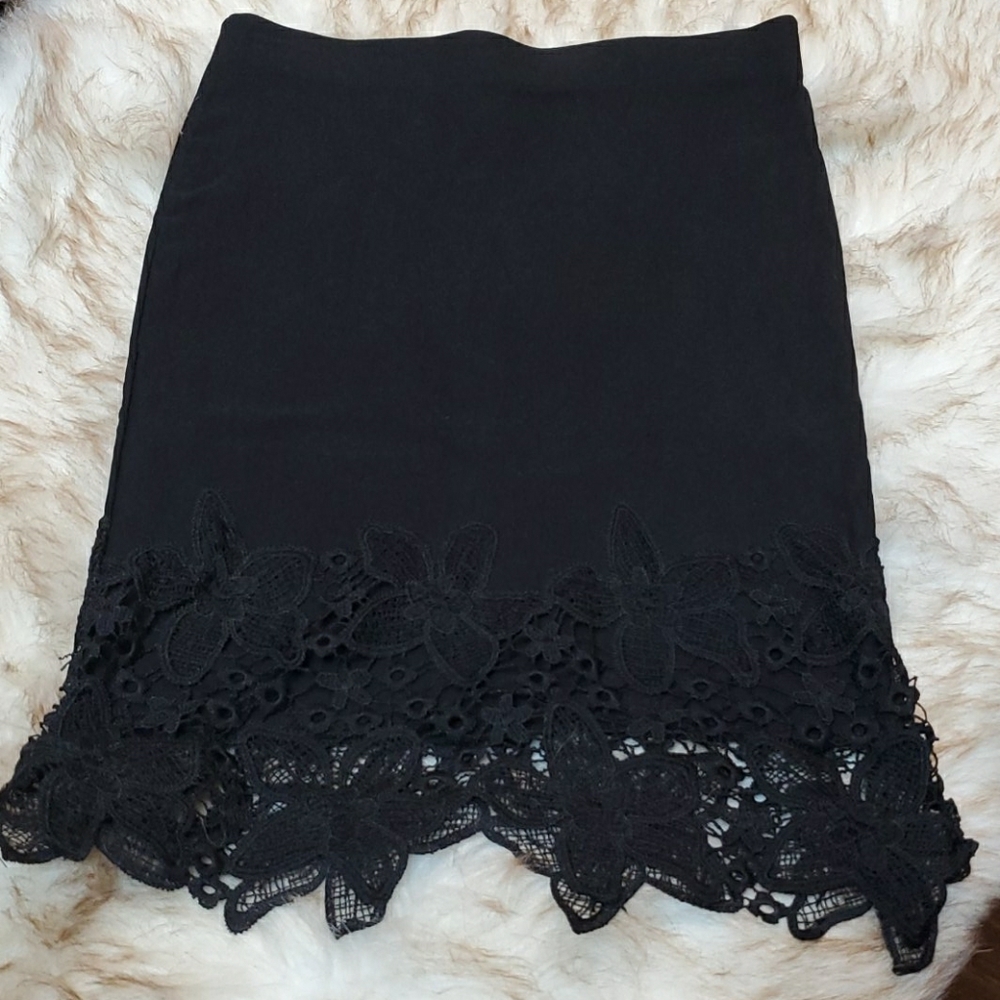 Black fitted skirt